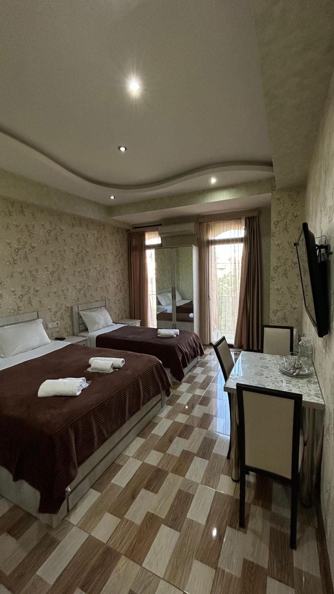 Hotel Tourist Tbilisi Esterno foto