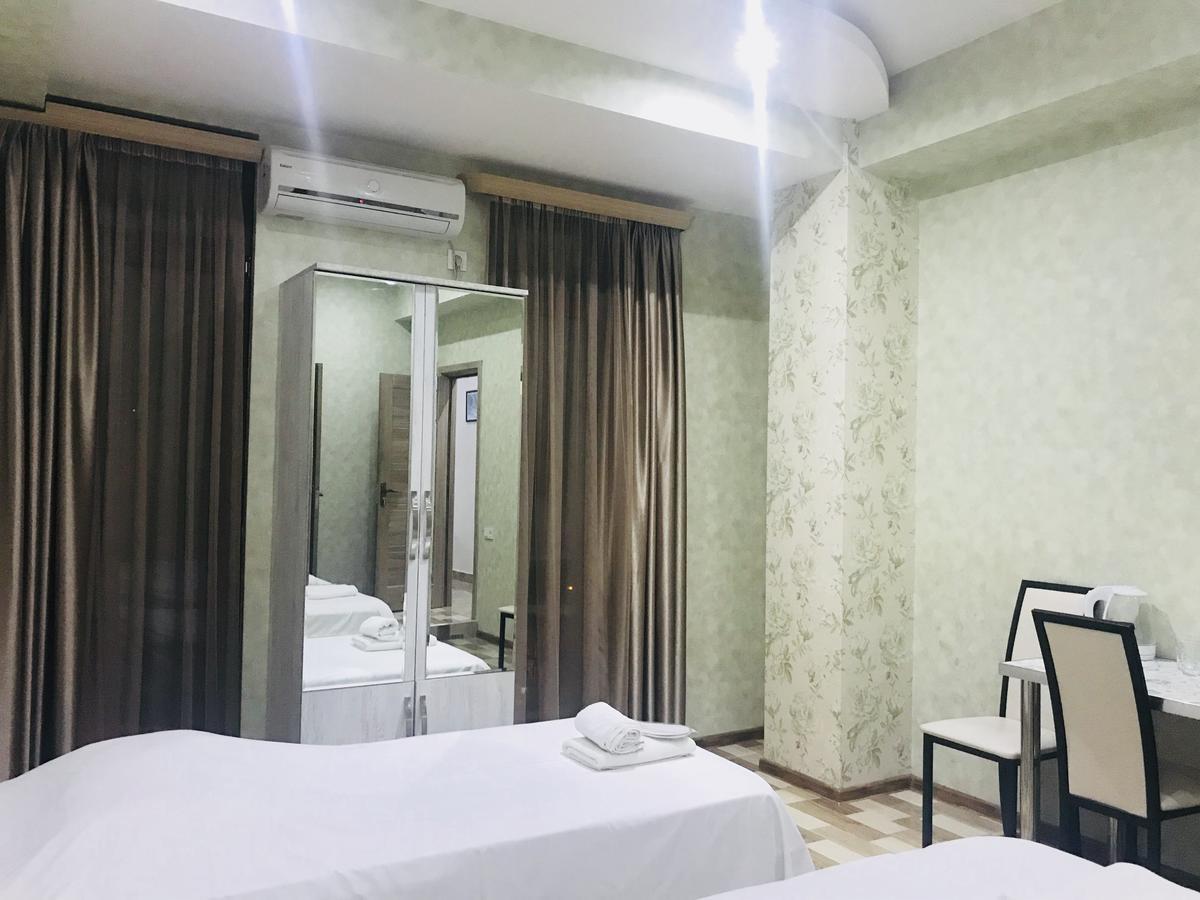 Hotel Tourist Tbilisi Esterno foto