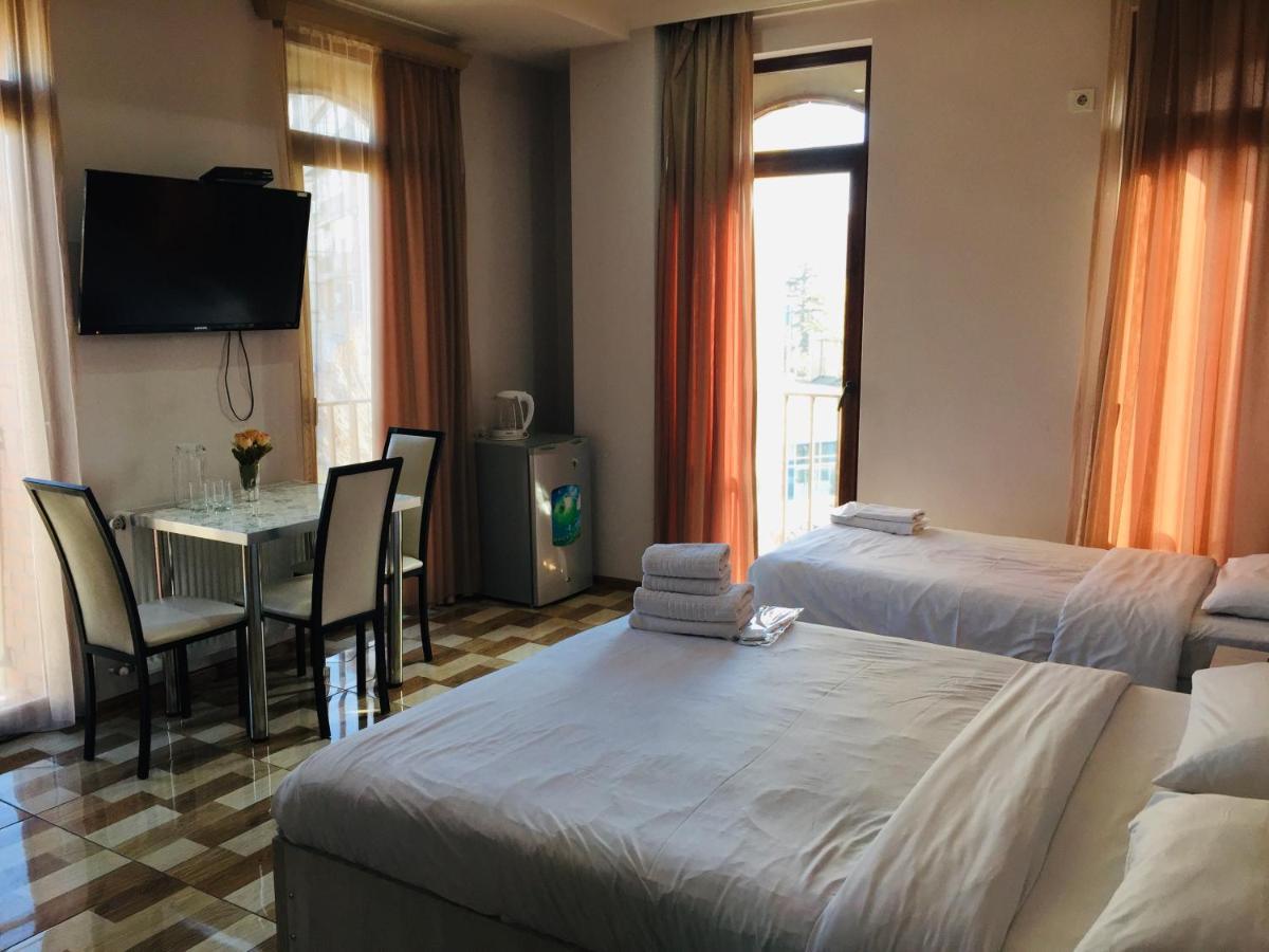 Hotel Tourist Tbilisi Esterno foto