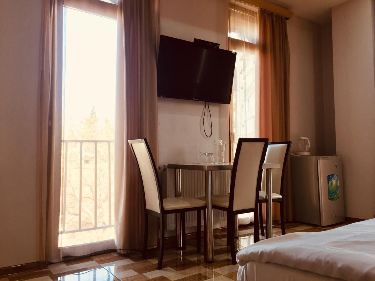 Hotel Tourist Tbilisi Esterno foto