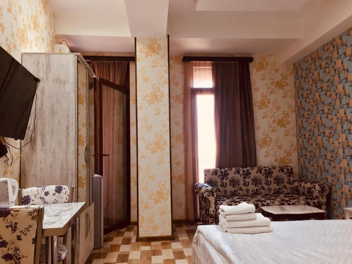 Hotel Tourist Tbilisi Esterno foto